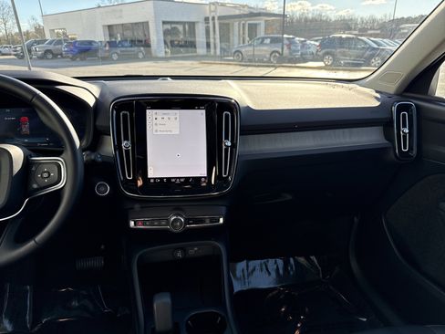 Used 2025 Volvo XC40 B5 Core image 30
