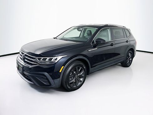 Used 2023 Volkswagen Tiguan SE image 3