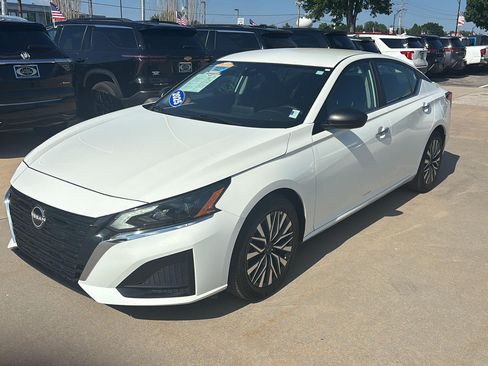 Used 2025 Nissan Altima 2.5 SV FWD image 3