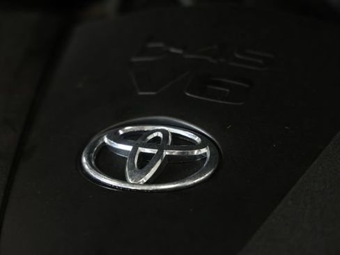 Used 2021 Toyota Highlander XLE AWD/4WD image 7