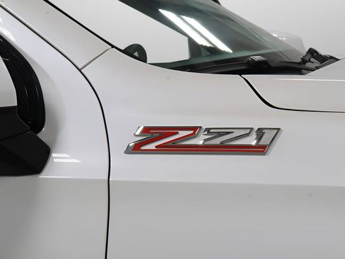 Used 2025 Chevrolet Suburban Z71 image 30