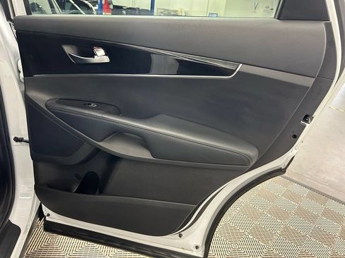 Used 2017 Kia Sorento FWD image 13
