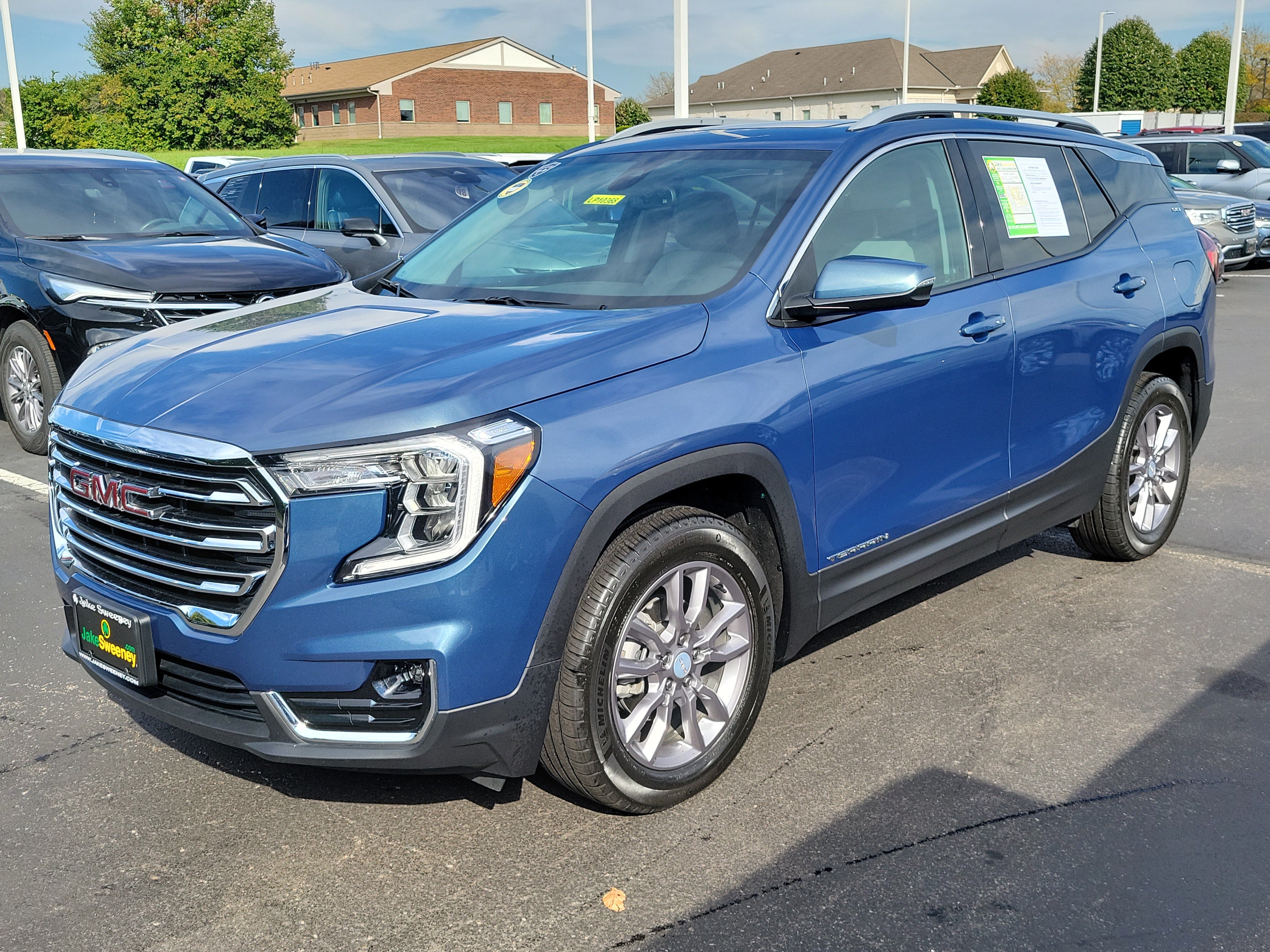 Used 2024 GMC Terrain SLT AWD/4WD image 2