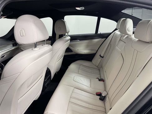 Used 2021 BMW 530e xDrive w/ Premium Package image 32