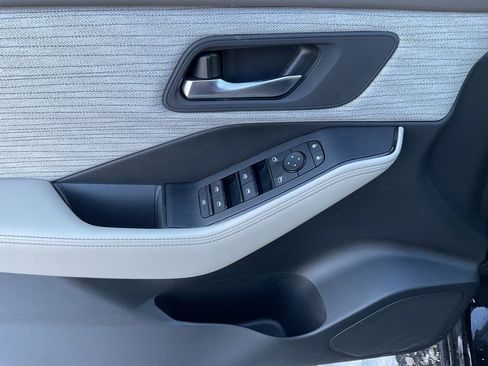 Used 2023 Nissan Rogue SV image 10