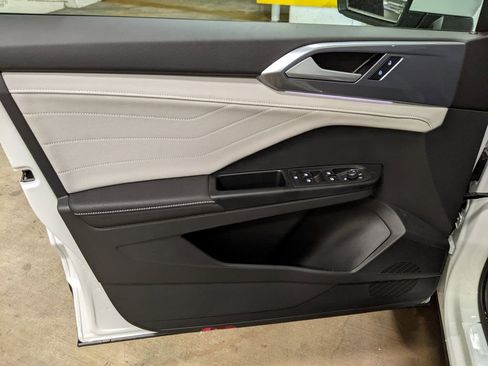 New 2026 Volkswagen Taos SEL image 9