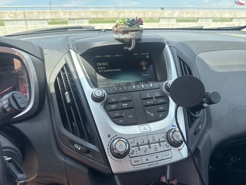 Used 2017 Chevrolet Equinox LT FWD image 4