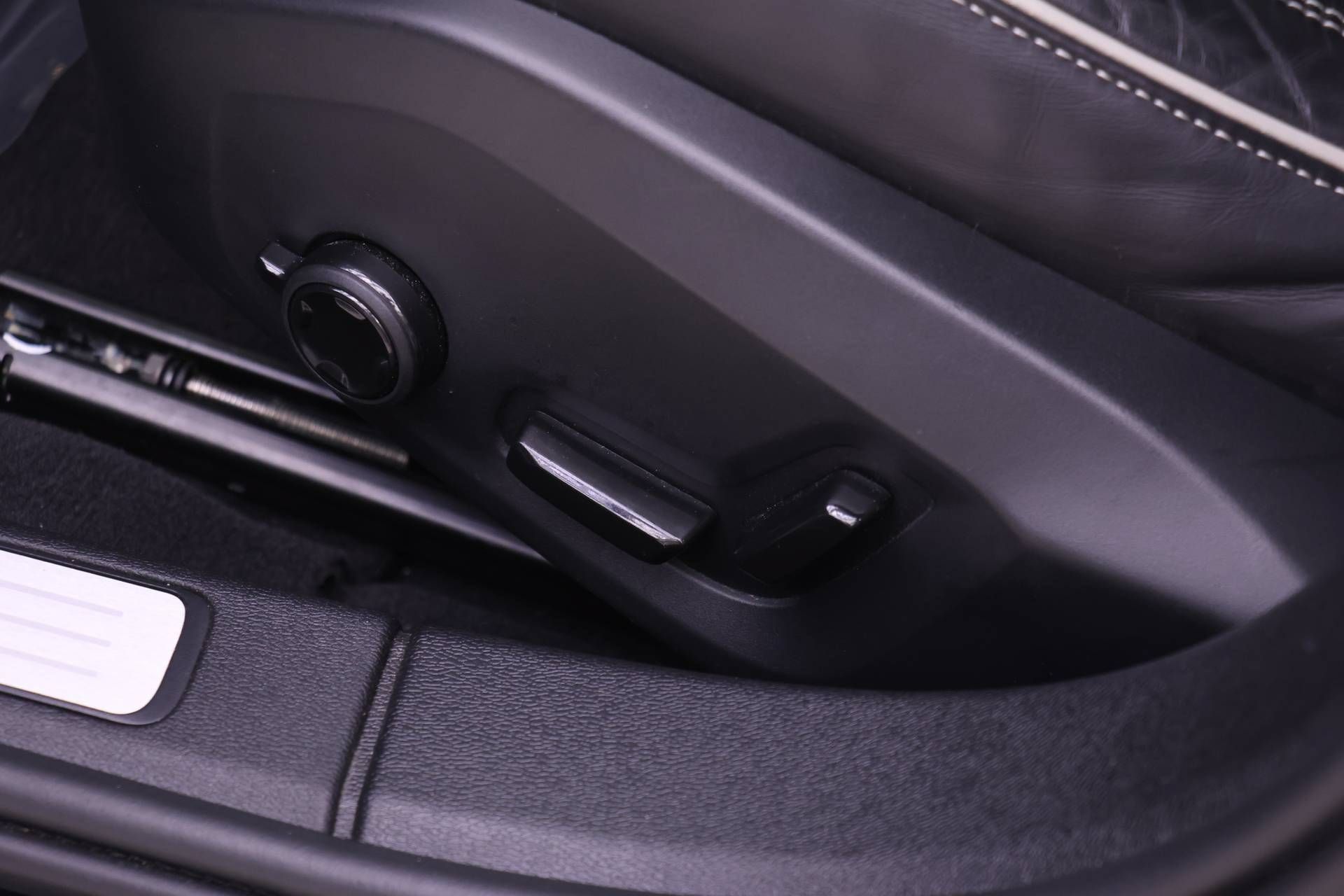 Certified 2024 Volvo S60 B5 Plus w/ Protection Package Premier FWD image 17