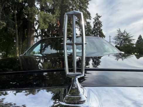 Used 1993 Lincoln Town Car Signature RWD image 25