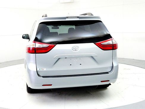 Used 2020 Toyota Sienna LE FWD image 5