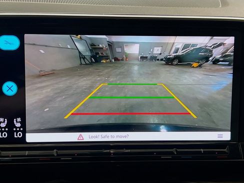 Used 2025 Volkswagen Atlas SE FWD image 9