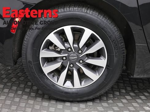 Used 2023 Chrysler Pacifica Limited FWD image 33