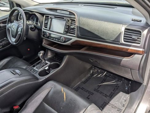 Used 2014 Toyota Highlander Limited Platinum image 25