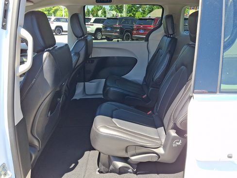 Used 2024 Chrysler Pacifica Touring-L FWD image 10