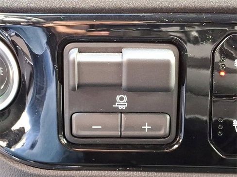 Used 2025 GMC Sierra 1500 SLT image 25