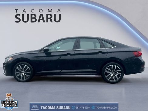 Used 2025 Volkswagen Jetta SE image 2