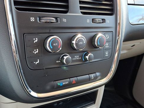 Certified 2018 Dodge Grand Caravan SE w/ UConnect Hands-Free Group FWD image 16