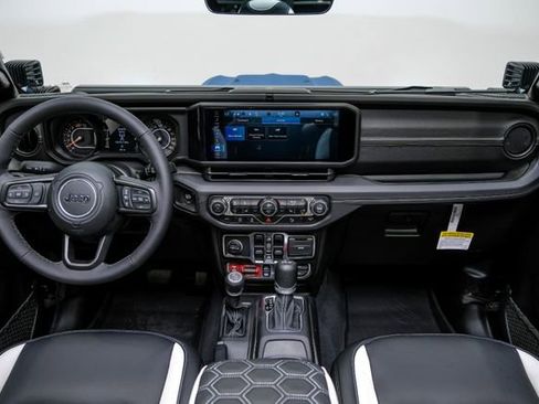 Used 2025 Jeep Wrangler Unlimited Rubicon w/ Technology Group image 28