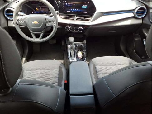 Used 2025 Chevrolet Trax LT FWD image 9