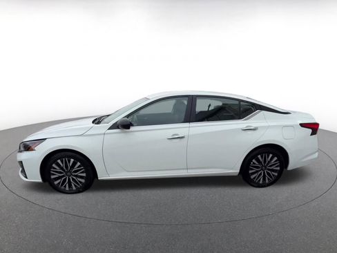 Used 2025 Nissan Altima 2.5 SV image 9