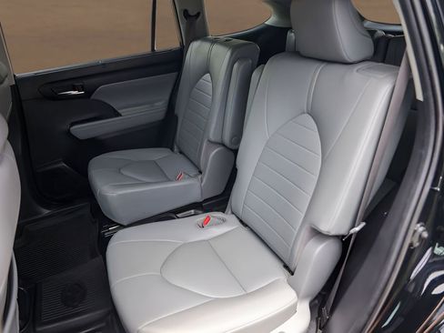 Used 2020 Toyota Highlander XLE AWD/4WD image 23
