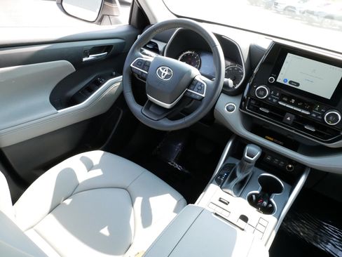 Certified 2026 Toyota Highlander XLE AWD/4WD image 9