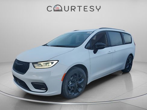New 2026 Chrysler Pacifica Limited w/ S Appearance Package image 1