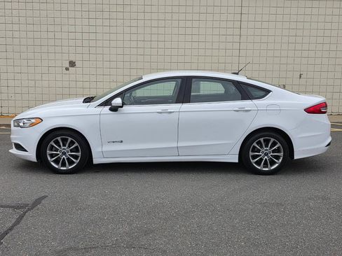 Used 2017 Ford Fusion SE FWD image 4