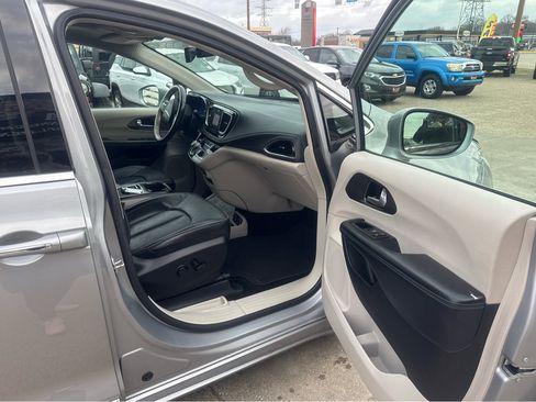 Used 2019 Chrysler Pacifica Limited image 18