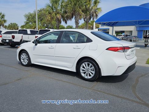 Used 2024 Toyota Corolla LE w/ LE Convenience Package FWD image 3