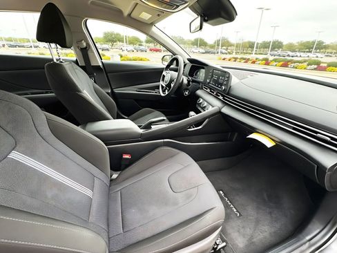 Used 2025 Hyundai Elantra SE image 14