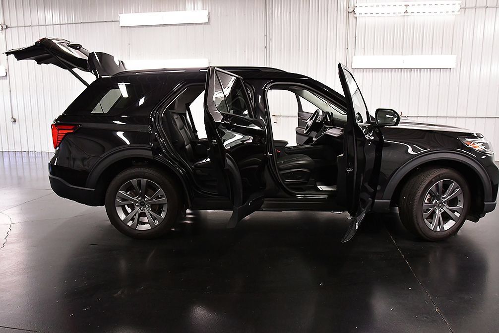 Used 2025 Ford Explorer Active w/ Active Comfort Package AWD/4WD image 31