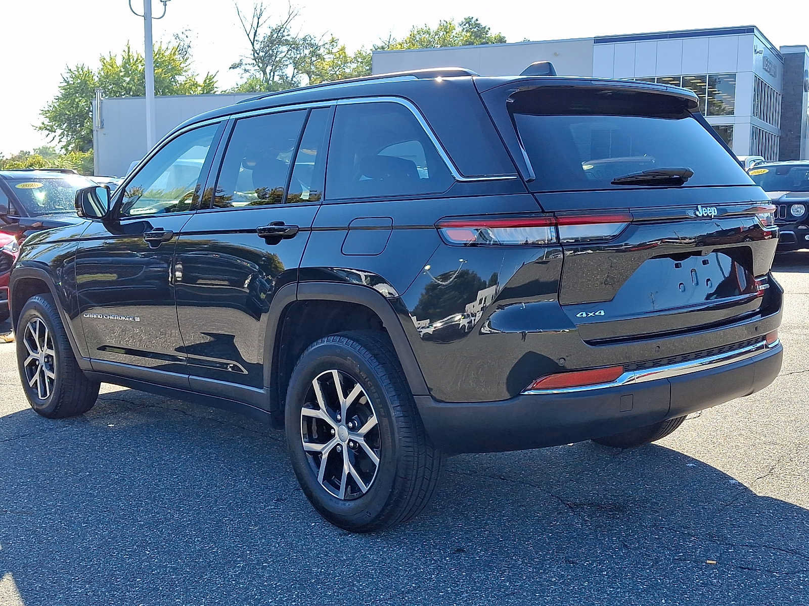 Used 2023 Jeep Grand Cherokee Limited AWD/4WD image 4