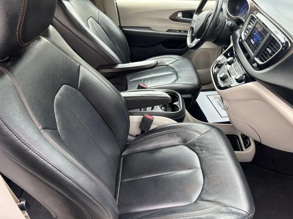 Used 2018 Chrysler Pacifica Touring-L FWD image 18