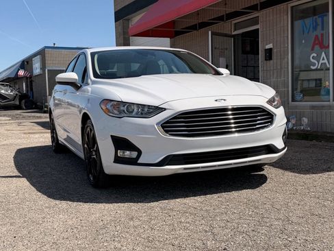 Used 2019 Ford Fusion SE w/ Equipment Group 151A FWD image 2