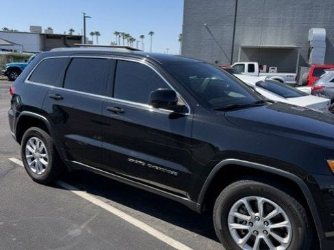Used 2021 Jeep Grand Cherokee Laredo AWD/4WD image 2