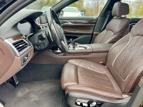 Used 2022 BMW 750i xDrive w/ Luxury Rear Seating Package image 14