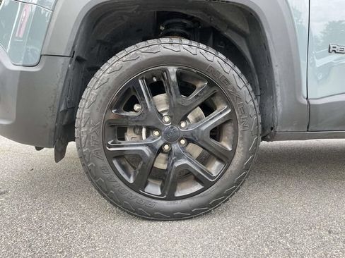 Used 2018 Jeep Renegade Altitude w/ UConnect 8.4 Nav Group AWD/4WD image 9