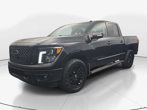 Used 2019 Nissan Titan SL w/ Midnight Edition image 5