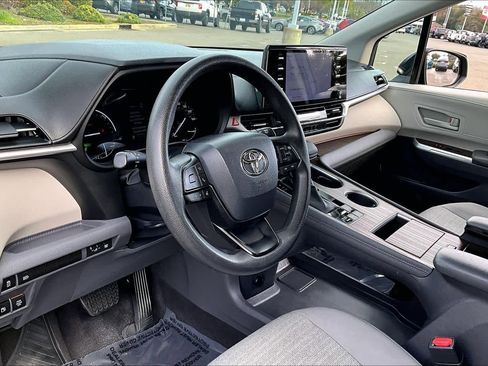 Used 2024 Toyota Sienna LE image 17