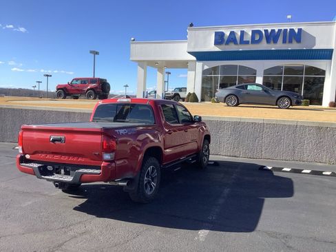 Used 2017 Toyota Tacoma TRD Sport image 7