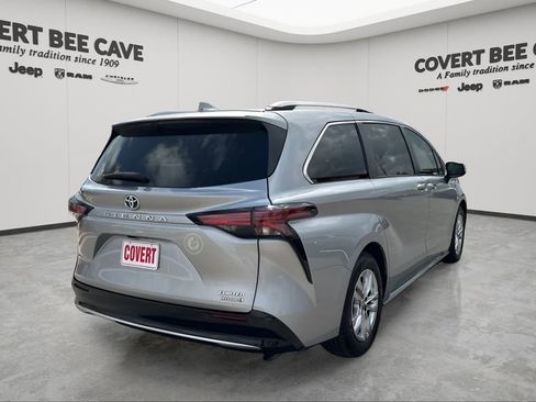 Used 2021 Toyota Sienna Limited image 9