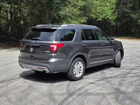 Used 2017 Ford Explorer XLT w/ Equipment Group 202A FWD image 5