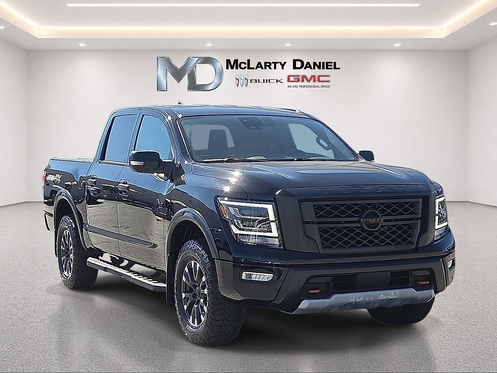 Used 2023 Nissan Titan PRO-4X w/ Pro-4x Convenience Package AWD/4WD image 1
