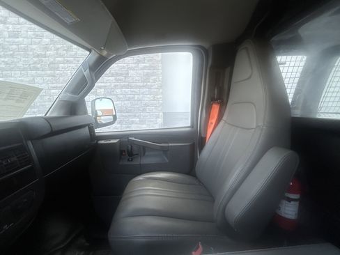 Used 2017 Chevrolet Express 2500 RWD image 32