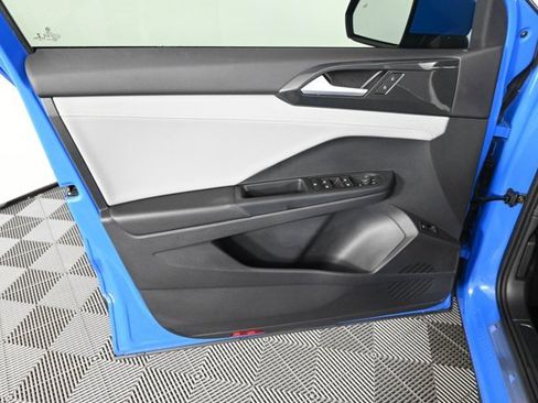 Certified 2022 Volkswagen Taos SEL w/ Panoramic Sunroof Package image 21