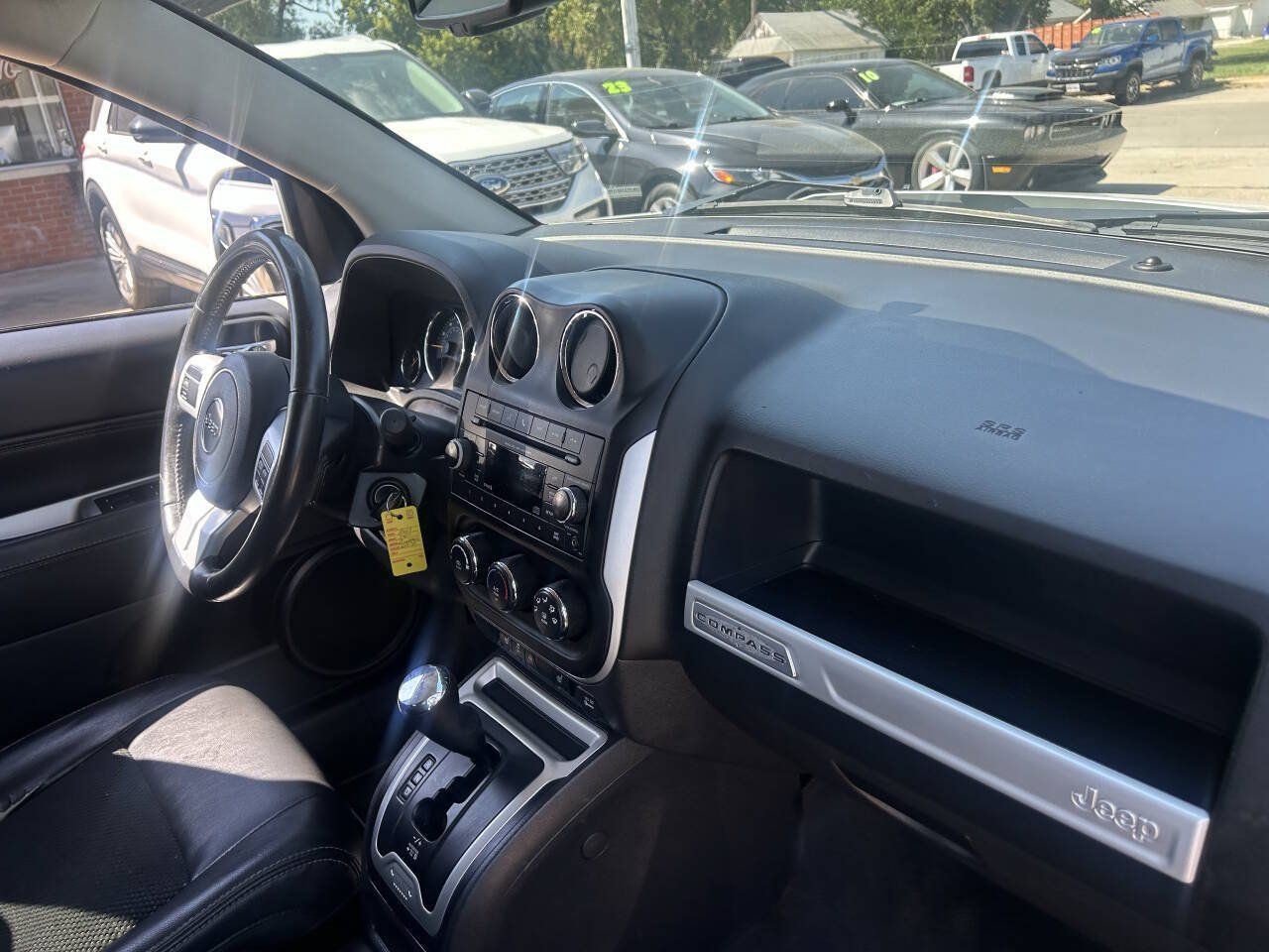 Used 2017 Jeep Compass Latitude FWD image 29