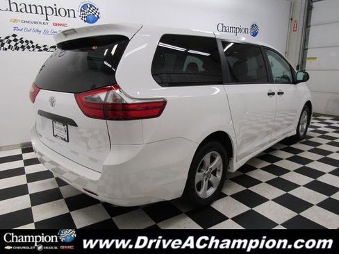 Used 2020 Toyota Sienna L image 9
