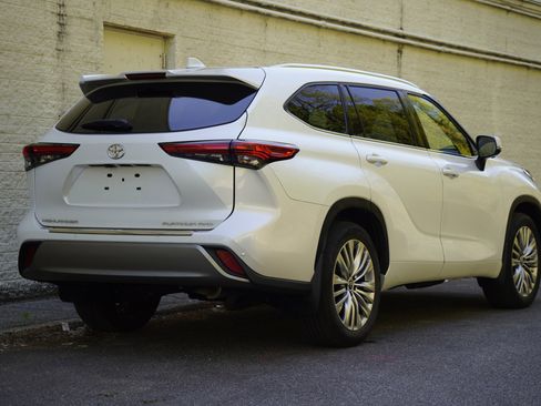 Used 2023 Toyota Highlander Platinum AWD/4WD image 6