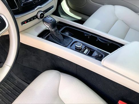 Used 2020 Volvo XC60 T5 Momentum w/ Protection Package Premier image 16